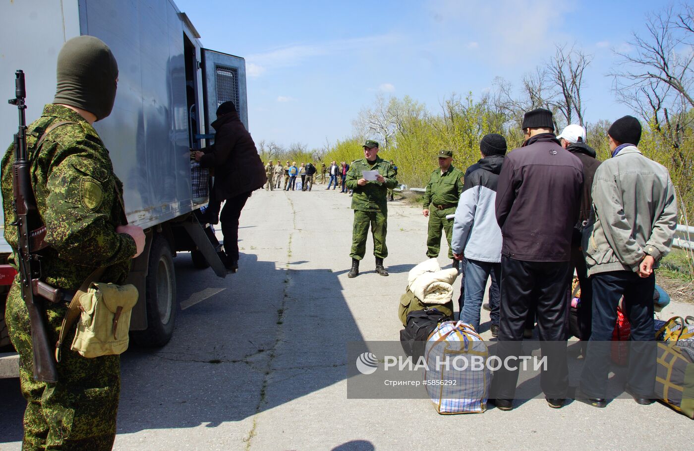 Передача заключенных Украине представителями ЛНР