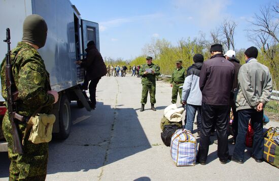 Передача заключенных Украине представителями ЛНР