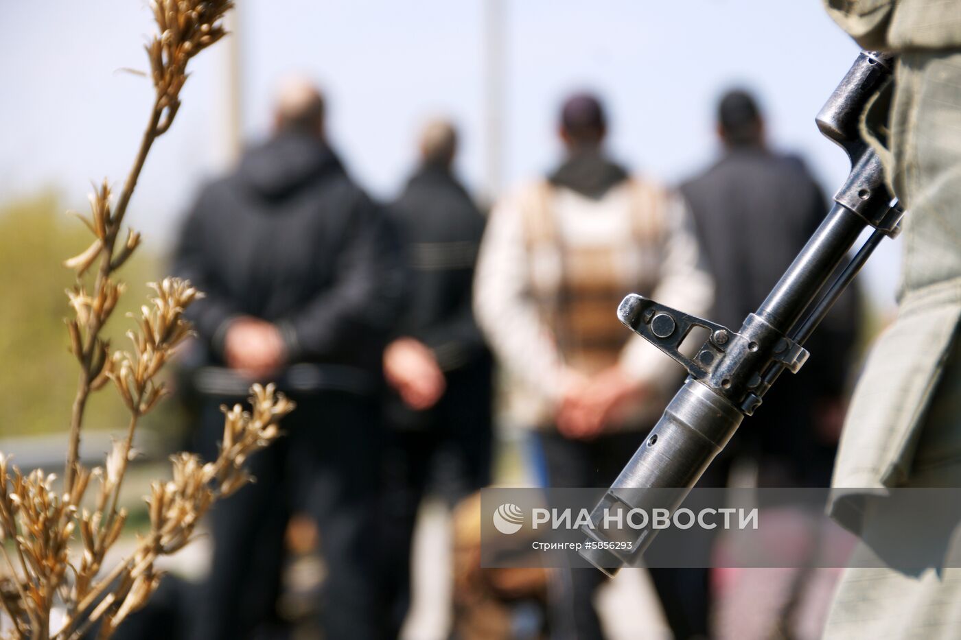 Передача заключенных Украине представителями ЛНР