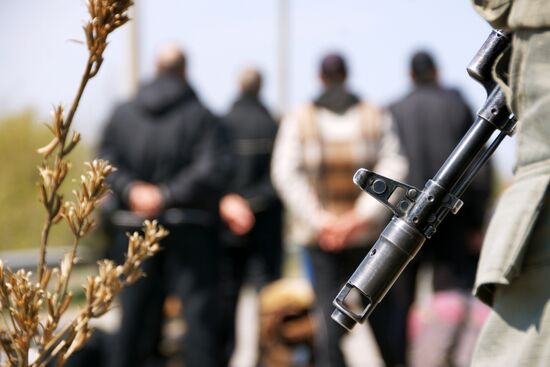 Передача заключенных Украине представителями ЛНР