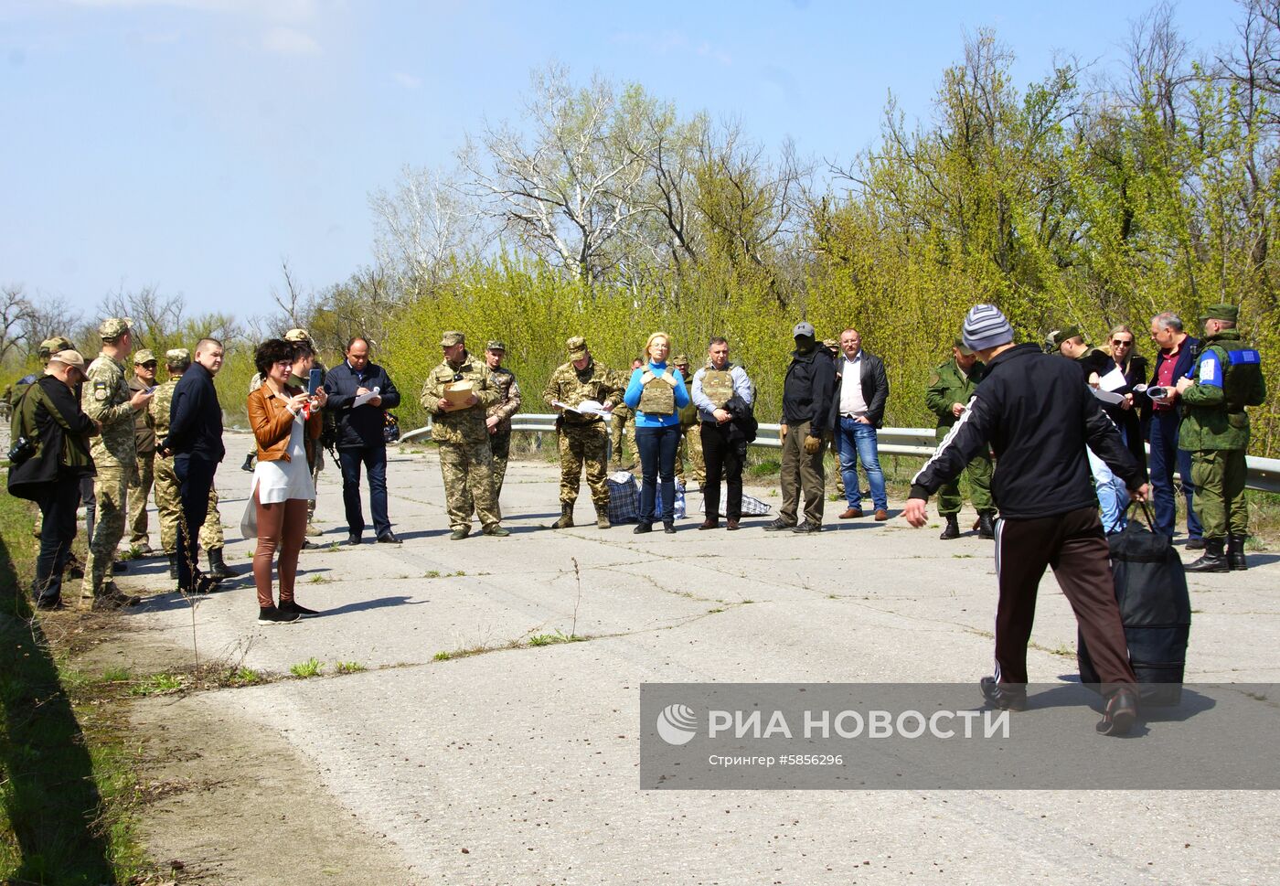 Передача заключенных Украине представителями ЛНР