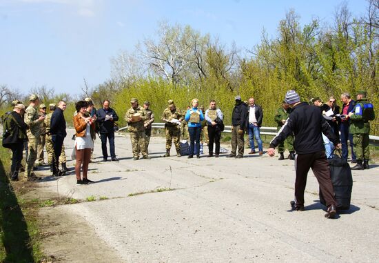 Передача заключенных Украине представителями ЛНР
