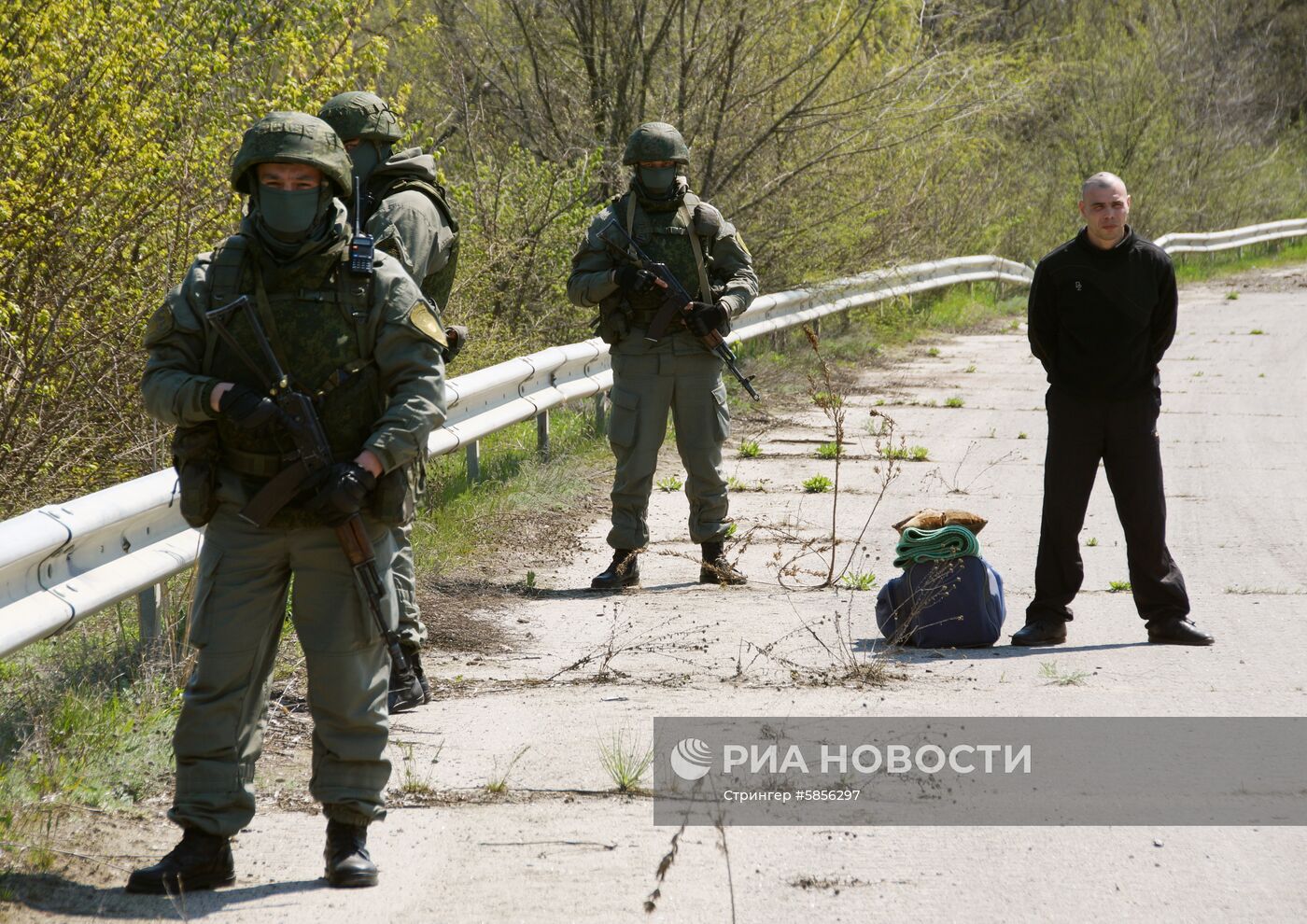 Передача заключенных Украине представителями ЛНР