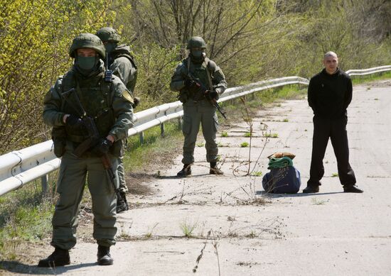 Передача заключенных Украине представителями ЛНР