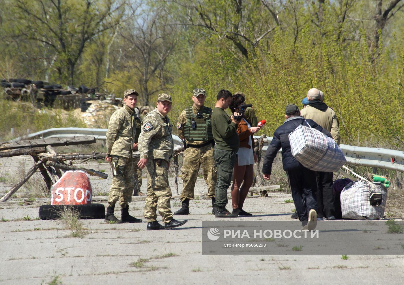 Передача заключенных Украине представителями ЛНР