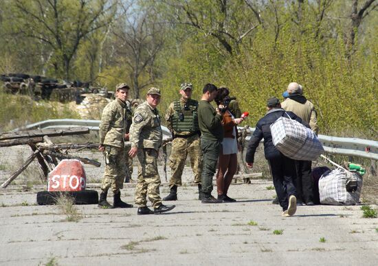 Передача заключенных Украине представителями ЛНР