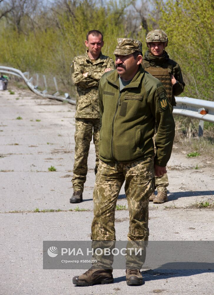 Передача заключенных Украине представителями ЛНР