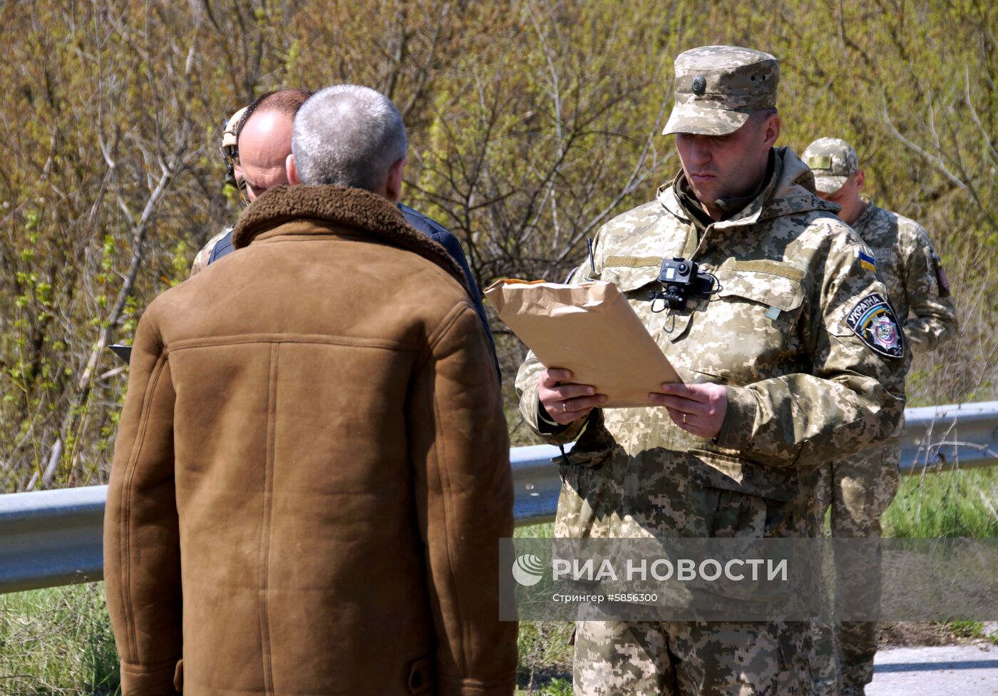 Передача заключенных Украине представителями ЛНР