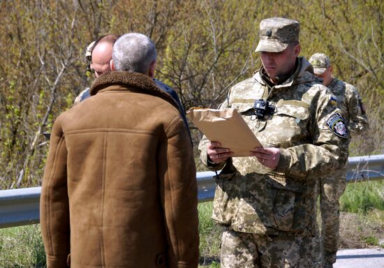 Передача заключенных Украине представителями ЛНР