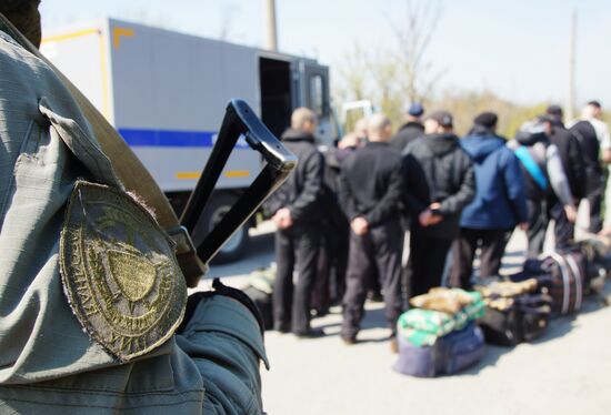 Передача заключенных Украине представителями ЛНР