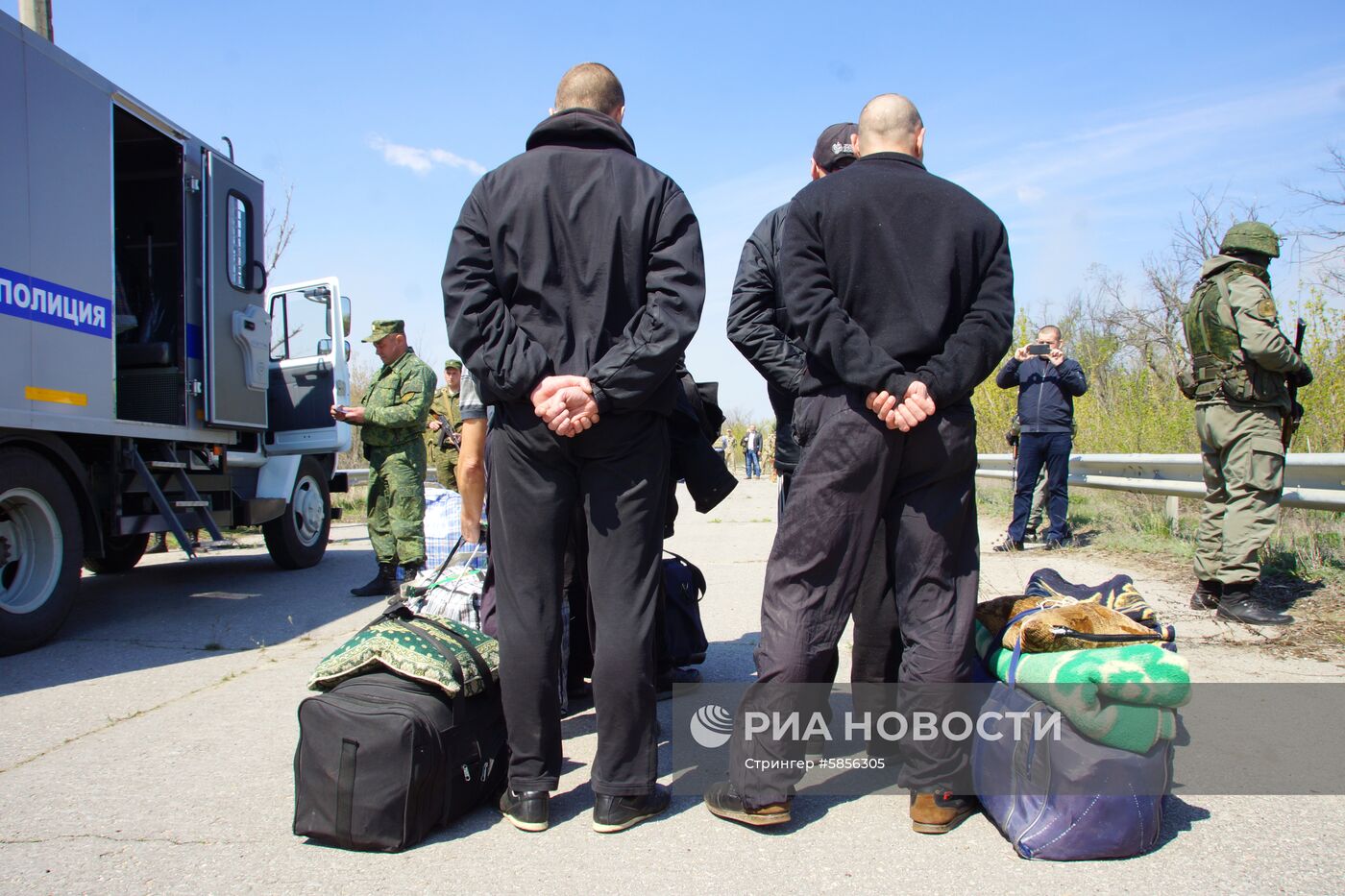 Передача заключенных Украине представителями ЛНР