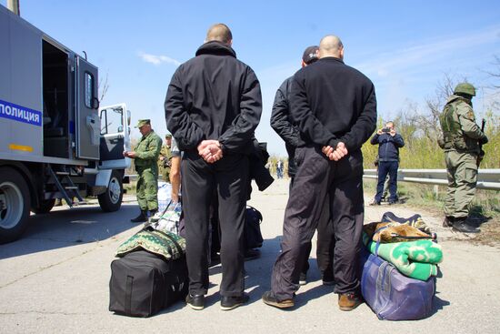 Передача заключенных Украине представителями ЛНР