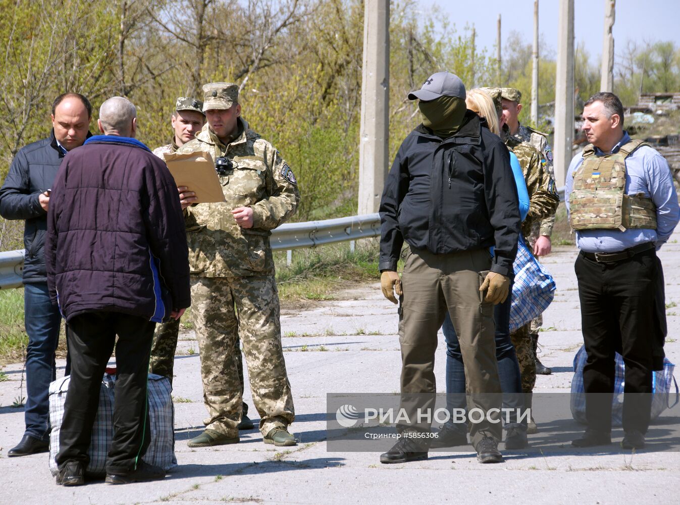 Передача заключенных Украине представителями ЛНР