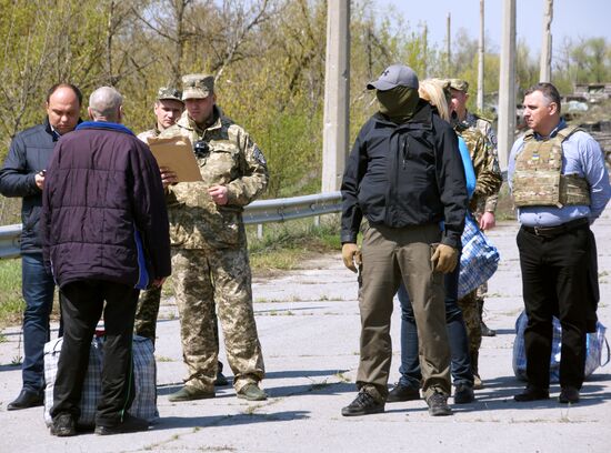 Передача заключенных Украине представителями ЛНР