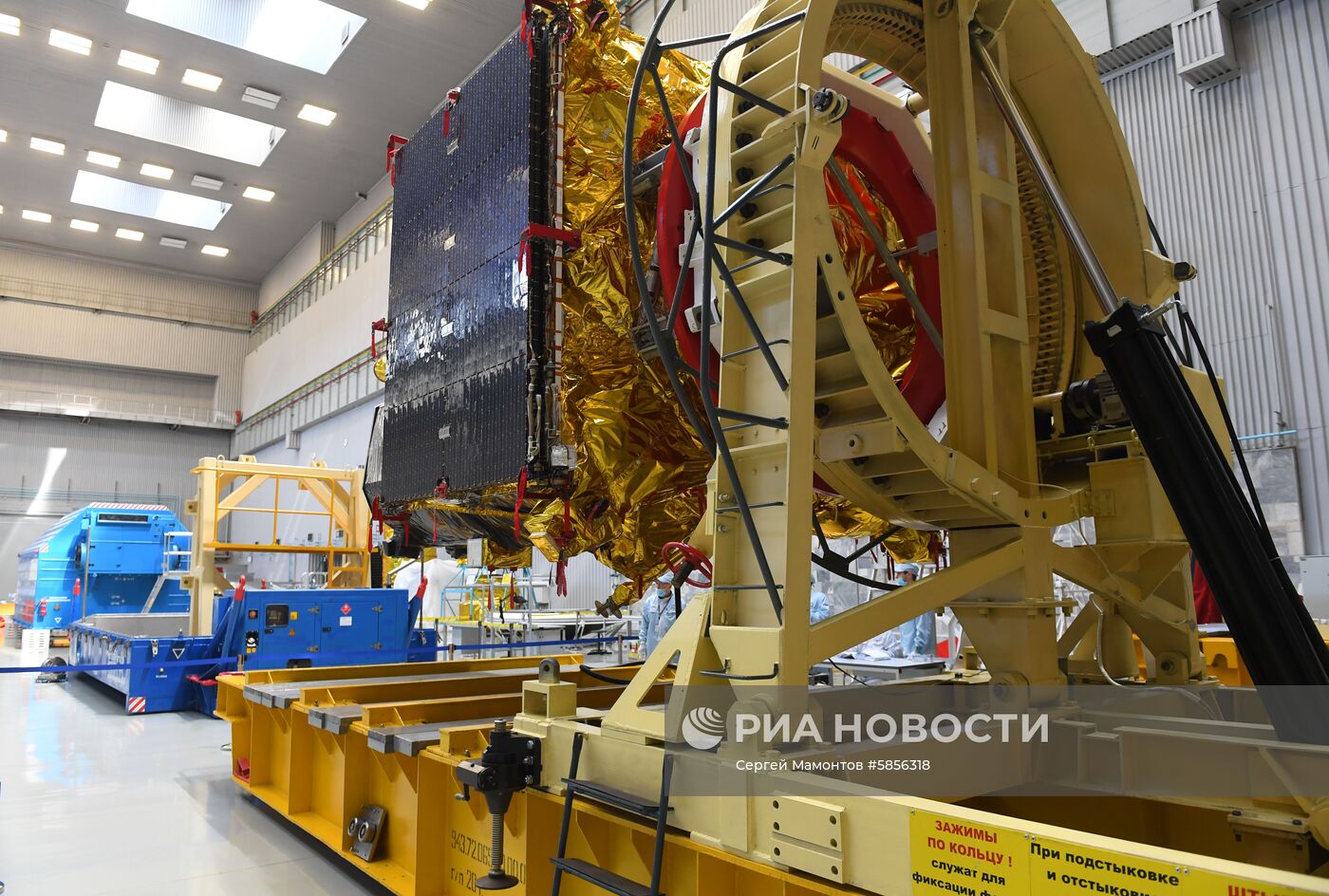 Космический аппарат "Спектр-РГ" перед отправкой на Байконур