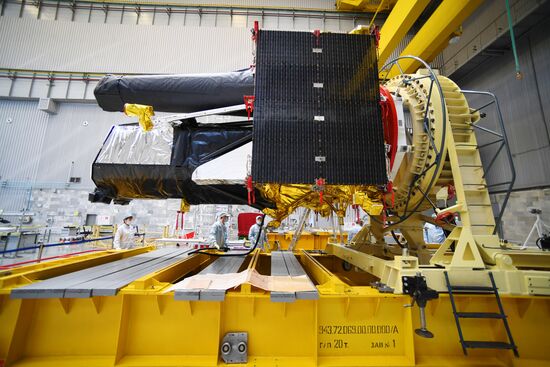 Космический аппарат "Спектр-РГ" перед отправкой на Байконур