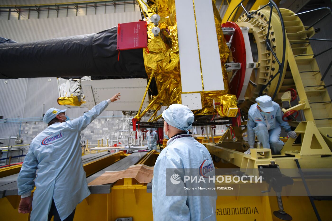 Космический аппарат "Спектр-РГ" перед отправкой на Байконур