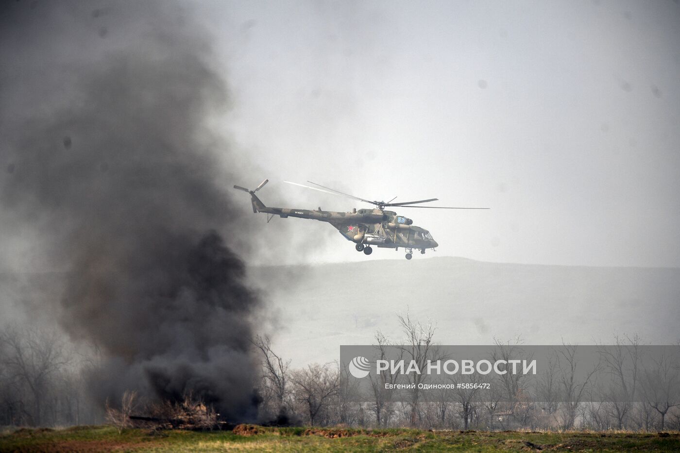 Транспортно-штурмовой вертолет МИ-8АМТШ во время учений над полигоном "Прудбой" в Волгоградской области. Место: Россия, Волгоградская область. Автор: Евгений Одиноков/РИА Новости. Боевая подготовка соединений и воинских частей Южного военного округа