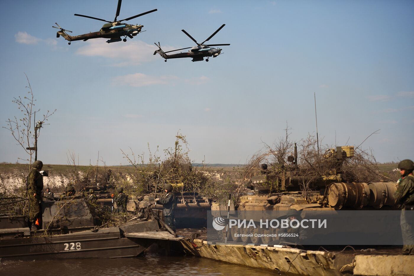 Ударные вертолеты Ми-28Н "Ночной охотник" и танки Т-72 во время учений на полигоне "Прудбой" в Волгоградской области. Место: Россия, Волгоградская область. Автор: Евгений Одиноков/РИА Новости. Боевая подготовка соединений и воинских частей Южного военного округа