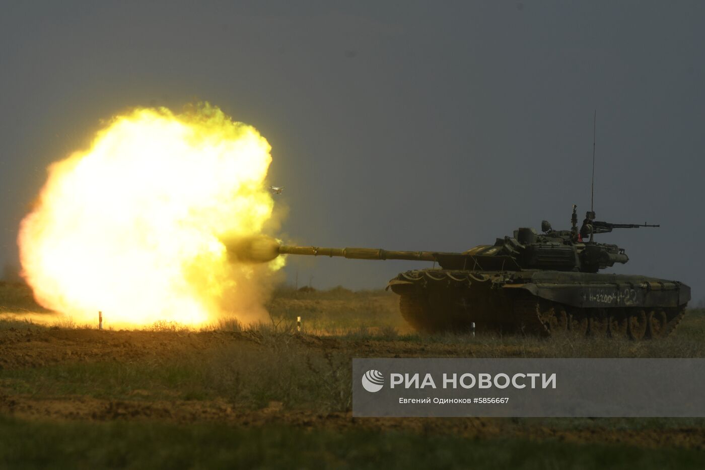 Танк Т-90 во время учений мотострелковых, танковых и артиллерийских подразделений 20 отдельной мотострелковой бригады 8 общевойсковой армии на полигоне "Прудбой" в Волгоградской области. Место: Россия, Волгоградская область. Автор: Евгений Одиноков/РИА Новости. Боевая подготовка соединений и воинских частей Южного военного округа
