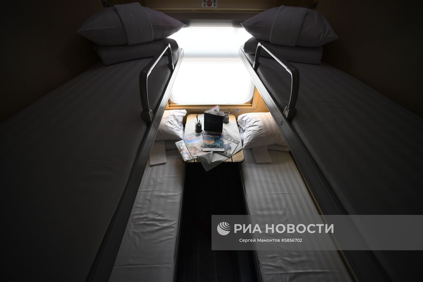 Купе нового одноэтажного купейного вагона дальнего следования на Рижском вокзале в Москве. Тверской вагоностроительный завод (ТВЗ, входит в "Трансмашхолдинг") построил для холдинга РЖД вагоны, выполненные в виде двухвагонных сцепов. Ранее пассажирские вагоны дальнего следования, выполненные в виде двухвагонных сцепов, отечественными транспортными машиностроителями не производились. Место: Россия, Москва. Автор: Сергей Мамонтов/РИА Новости. Презентация нового одноэтажного купейного вагона дальнего следования