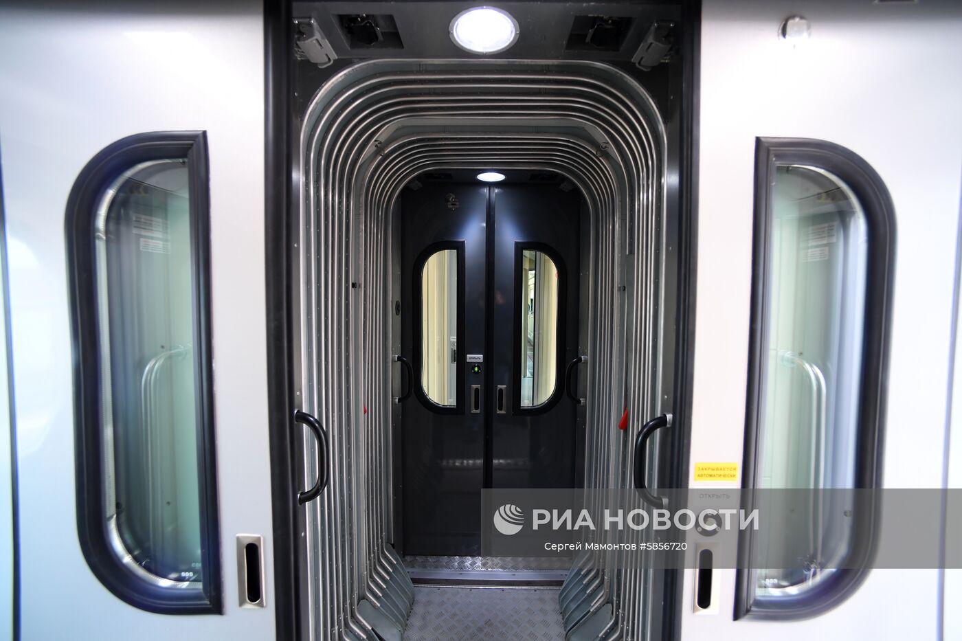 Двухвагонный сцеп с герметизированным переходом в поезде дальнего следования на Рижском вокзале в Москве. Тверской вагоностроительный завод (ТВЗ, входит в "Трансмашхолдинг") построил для холдинга РЖД вагоны, выполненные в виде двухвагонных сцепов. Ранее пассажирские вагоны дальнего следования, выполненные в виде двухвагонных сцепов, отечественными транспортными машиностроителями не производились. Место: Россия, Москва. Автор: Сергей Мамонтов/РИА Новости. Презентация нового одноэтажного купейного вагона дальнего следования