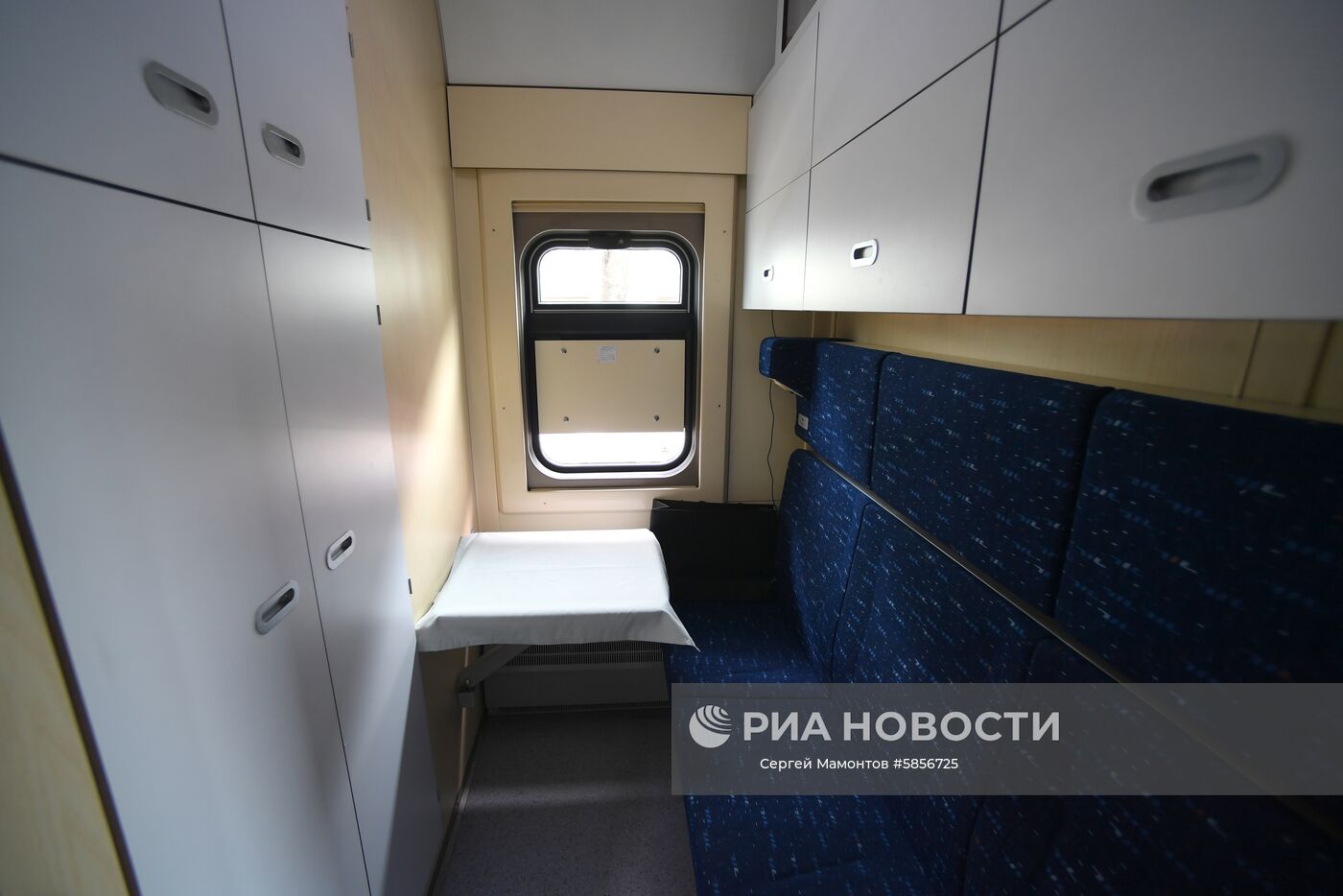 Купе проводника в новом одноэтажном купейном вагоне дальнего следования на Рижском вокзале в Москве. Тверской вагоностроительный завод (ТВЗ, входит в "Трансмашхолдинг") построил для холдинга РЖД вагоны, выполненные в виде двухвагонных сцепов. Ранее пассажирские вагоны дальнего следования, выполненные в виде двухвагонных сцепов, отечественными транспортными машиностроителями не производились. Место: Россия, Москва. Автор: Сергей Мамонтов/РИА Новости. Презентация нового одноэтажного купейного вагона дальнего следования