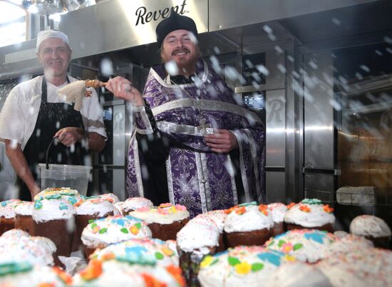 Освящение пасхальной продукции на заводе "Крымхлеб"