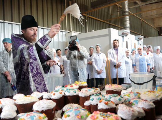 Освящение пасхальной продукции на заводе "Крымхлеб"