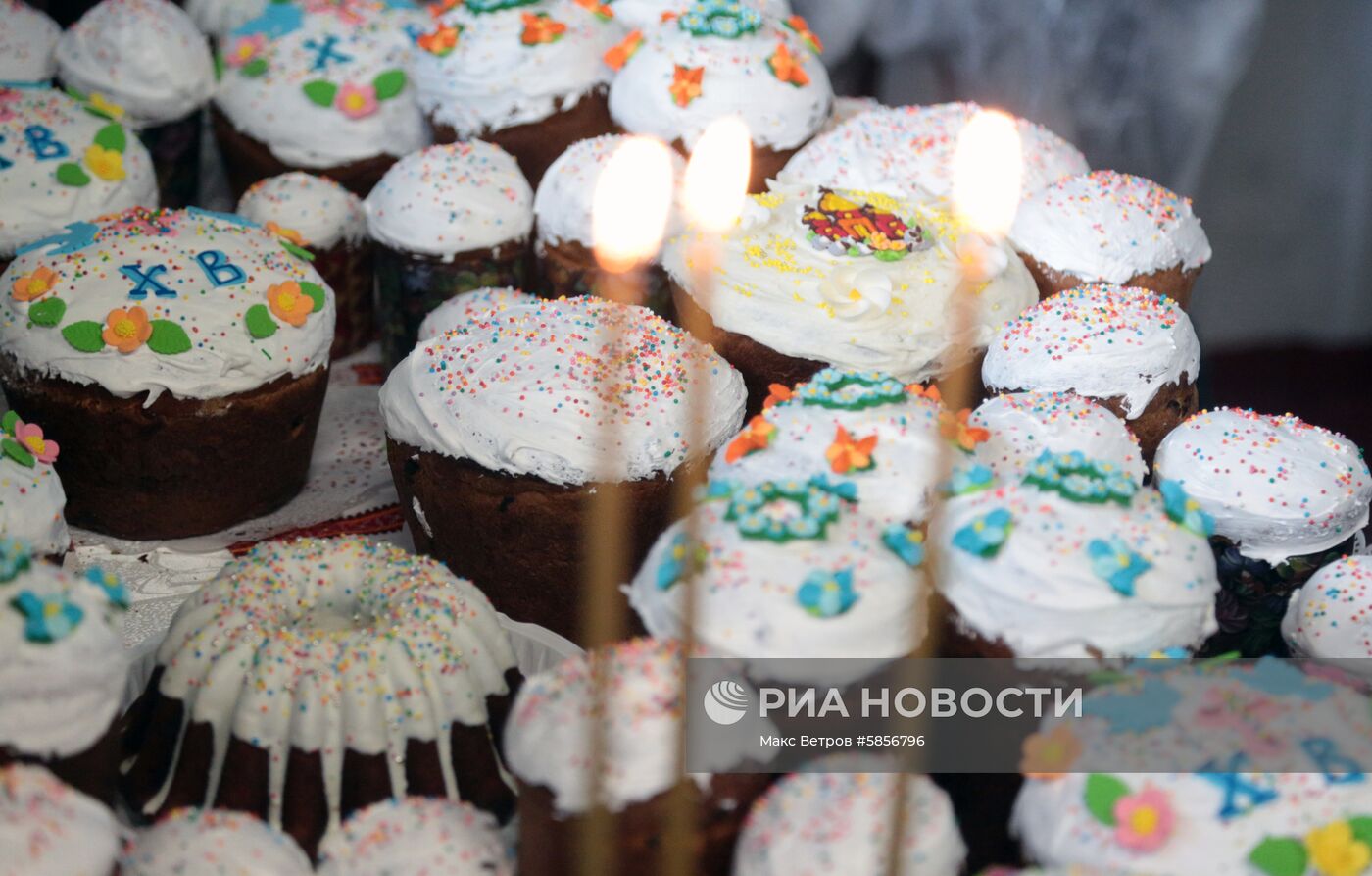 Освящение пасхальной продукции на заводе "Крымхлеб"