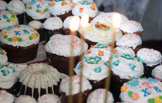 Освящение пасхальной продукции на заводе "Крымхлеб"