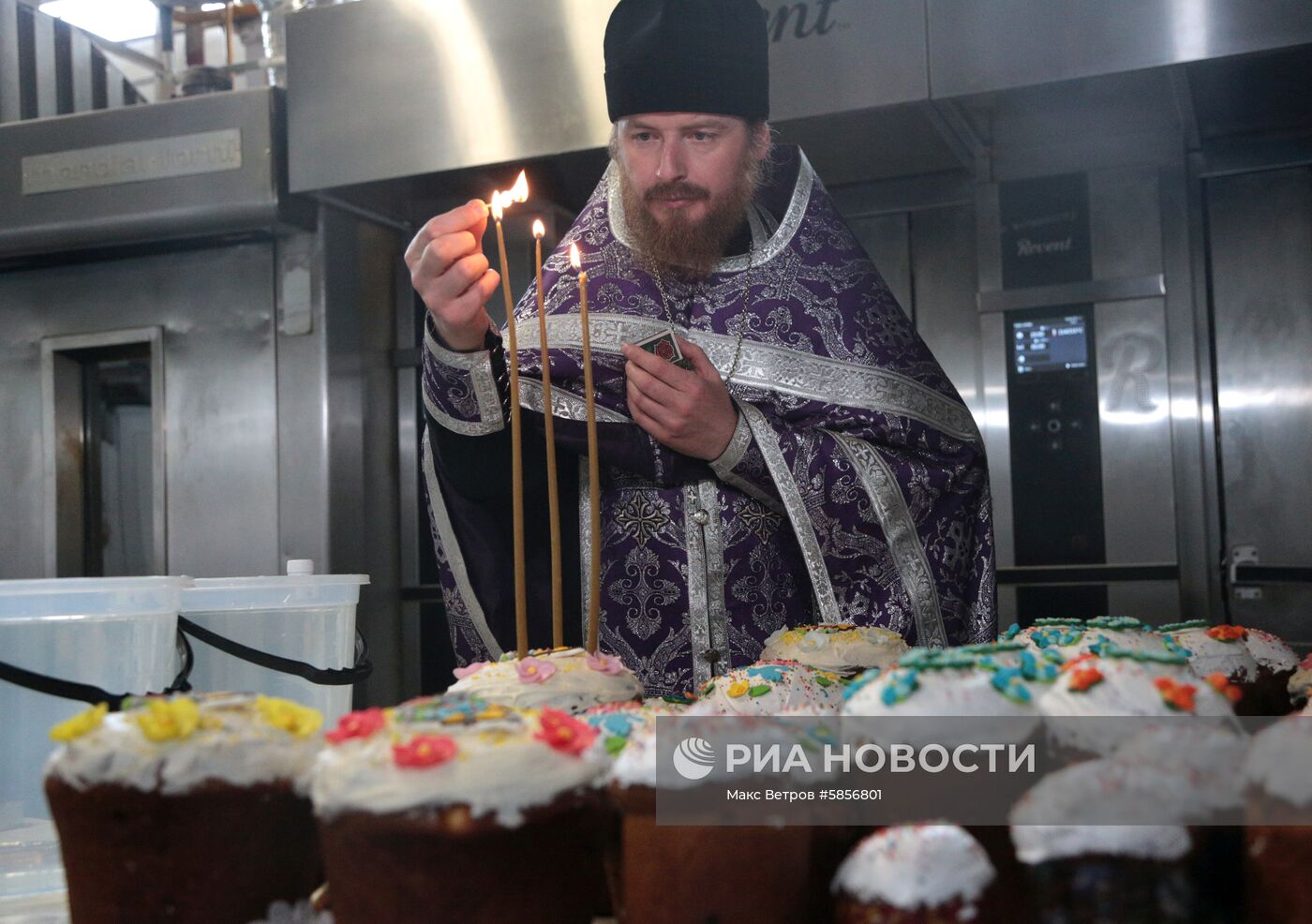 Освящение пасхальной продукции на заводе "Крымхлеб"
