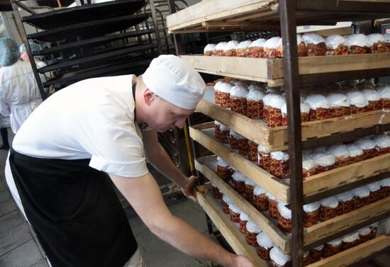 Освящение пасхальной продукции на заводе "Крымхлеб"