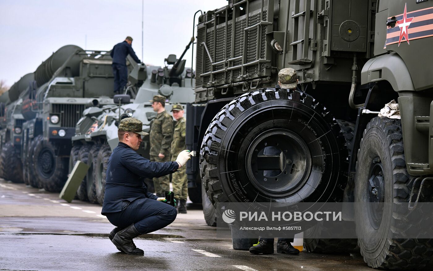 Подготовка военной техники к параду Победы