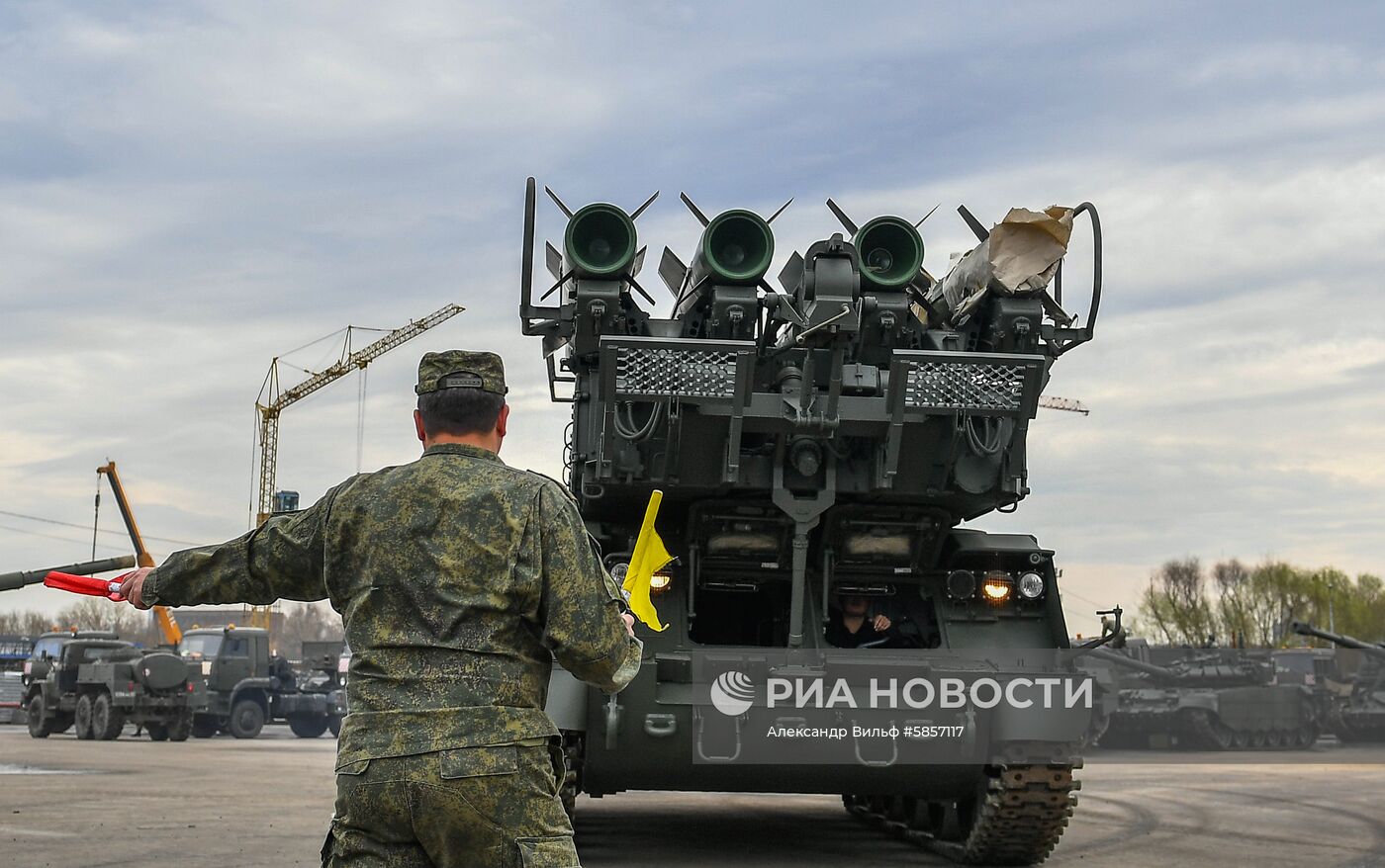 Подготовка военной техники к параду Победы