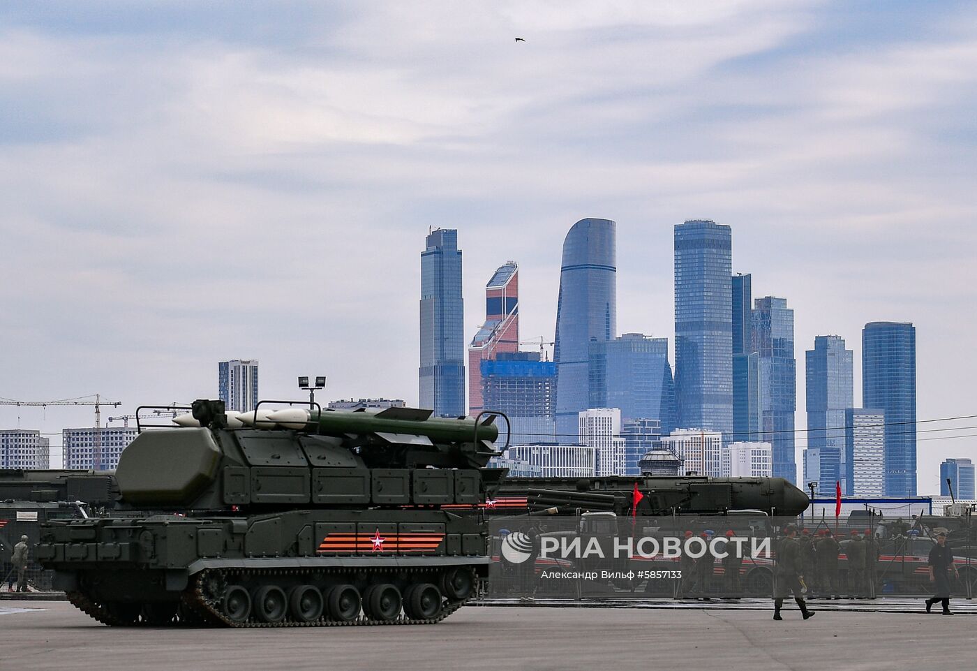 Подготовка военной техники к параду Победы