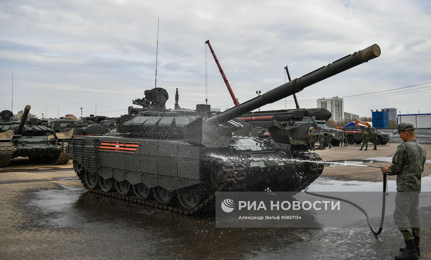 Подготовка военной техники к параду Победы