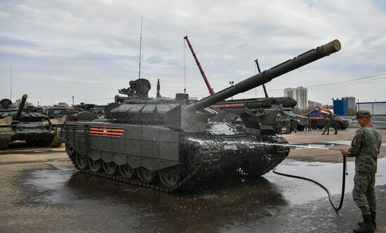 Подготовка военной техники к параду Победы