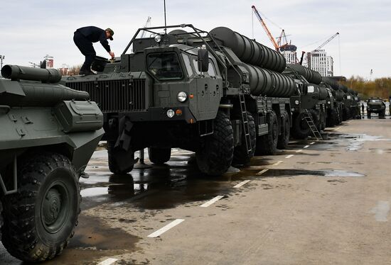 Подготовка военной техники к параду Победы