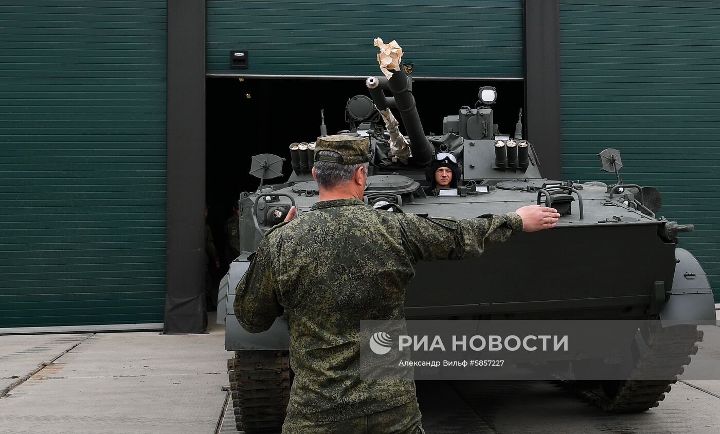 Подготовка военной техники к параду Победы