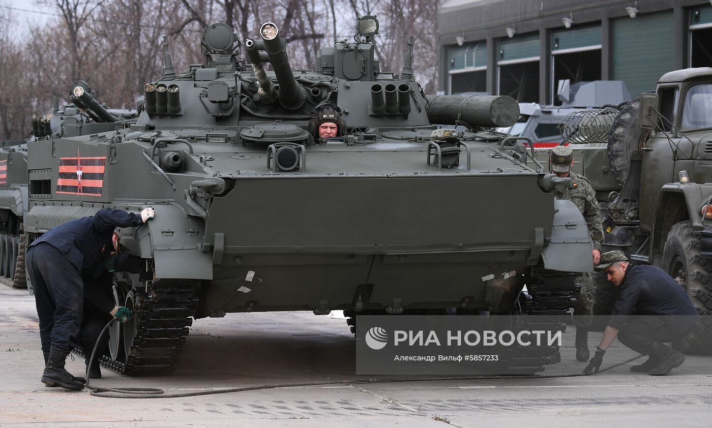 Подготовка военной техники к параду Победы