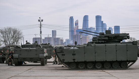 Подготовка военной техники к параду Победы