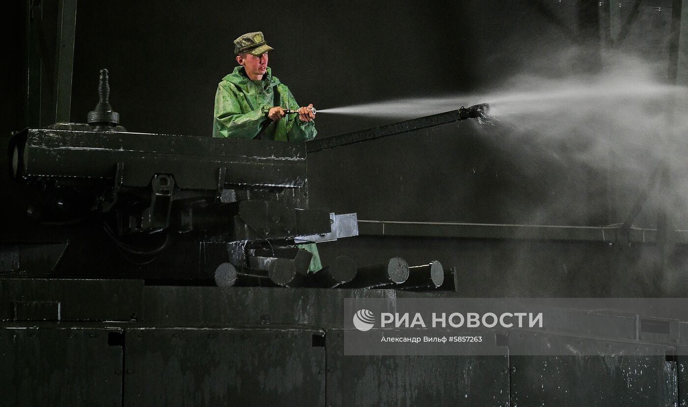 Подготовка военной техники к параду Победы