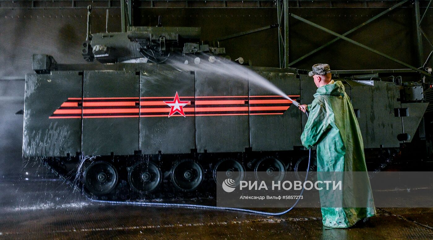 Подготовка военной техники к параду Победы