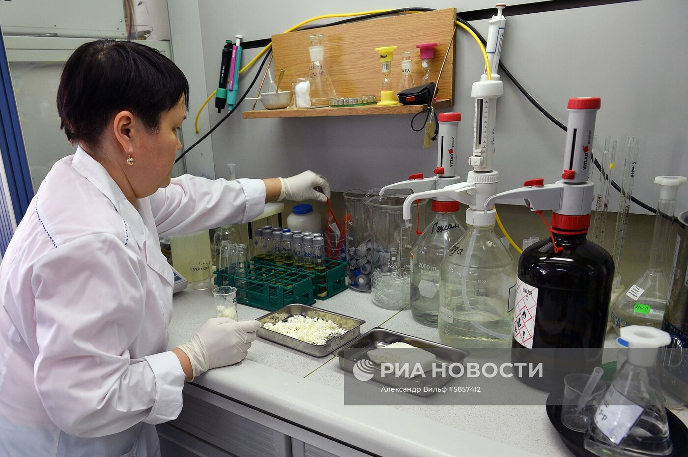 Проверка качества продуктов в лаборатории Роспотребнадзора