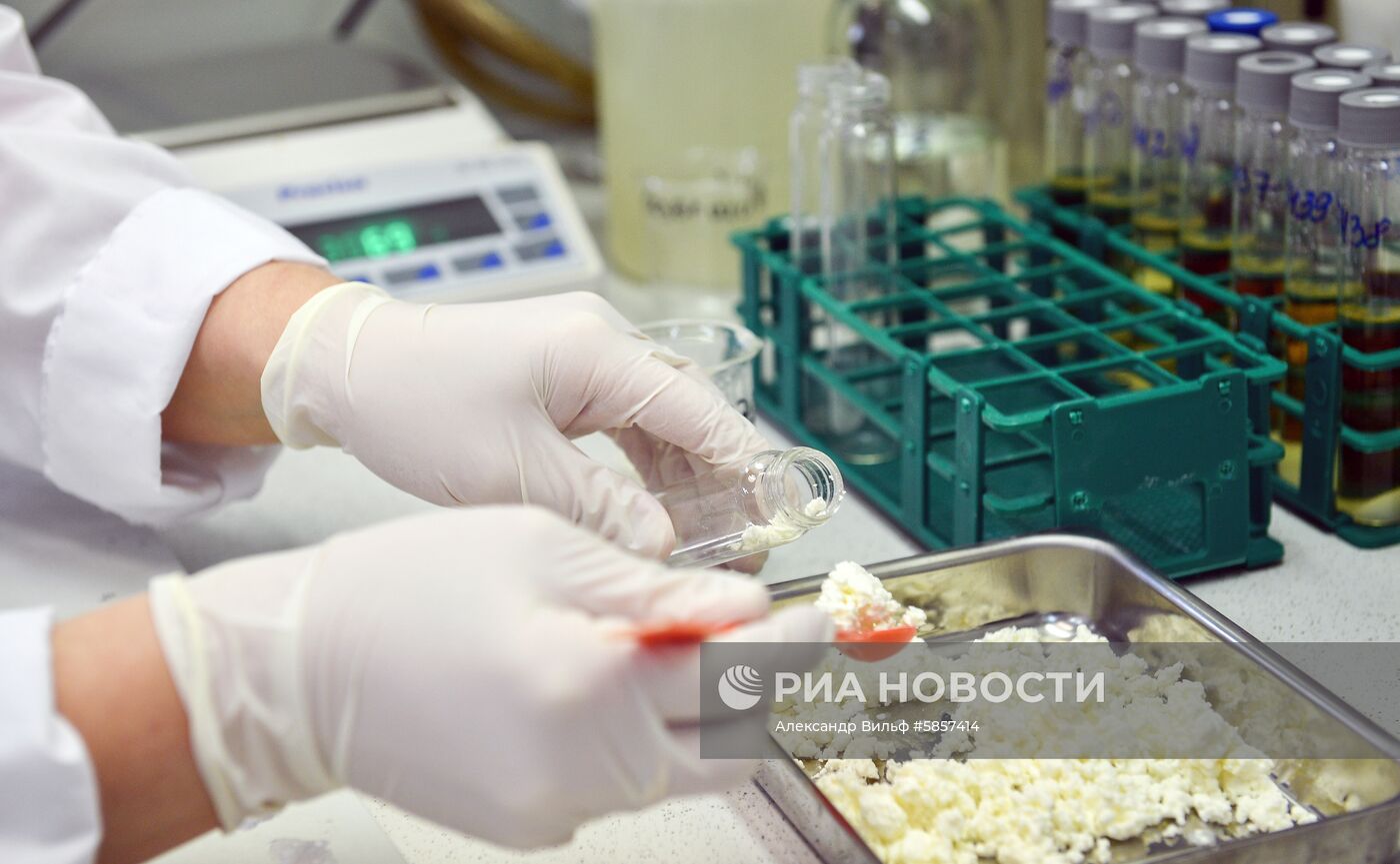 Проверка качества продуктов в лаборатории Роспотребнадзора