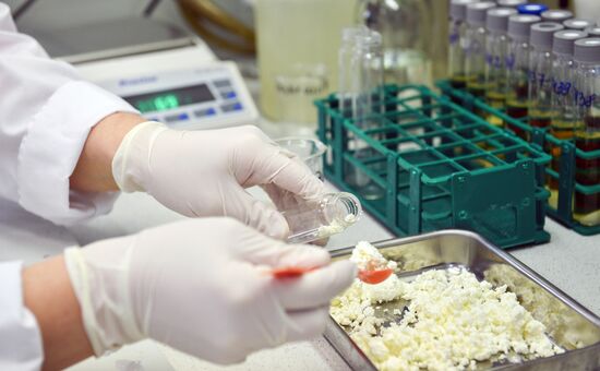 Проверка качества продуктов в лаборатории Роспотребнадзора