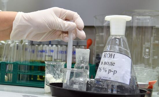 Проверка качества продуктов в лаборатории Роспотребнадзора