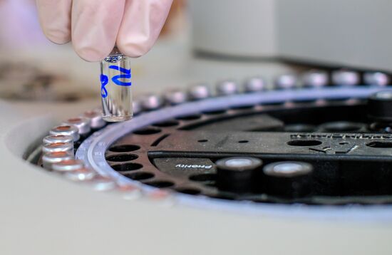 Проверка качества продуктов в лаборатории Роспотребнадзора