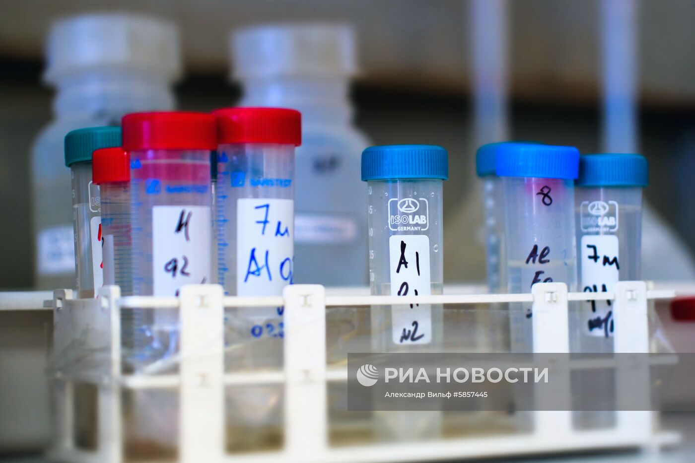 Проверка качества продуктов в лаборатории Роспотребнадзора